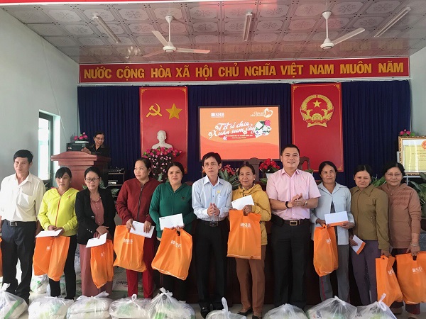 NGÂN HÀNG KHÁNH HÒA THĂM, CHÚC TẾT VÀ TẶNG QUÀ CHO NGƯỜI NGHÈO XÃ NINH TÂN