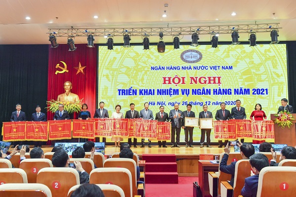 NHNN Chi nhánh tỉnh Khánh Hòa được Thủ tướng Chính phủ trao tặng Cờ thi đua tại Hội nghị triển khai nhiệm vụ ngân hàng năm 2021