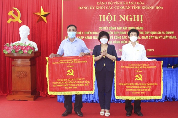 Lần thứ 5 liên tiếp Chi bộ Ngân hàng Nhà nước Chi nhánh Khánh Hòa được Ban Thường vụ Tỉnh ủy tặng cờ “Trong sạch, vững mạnh, tiêu biểu”