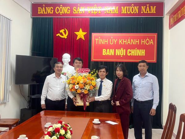 NHNN CN Khánh Hòa chúc mừng kỷ niệm 59 năm  Ngày truyền thống ngành Nội chính Đảng